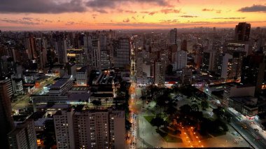 Curitiba Parana. Parana Brezilya 'da Curitiba' da Sunset Skyline. Gün batımı manzarası. Şehir merkezinde. Trafik Bulvarı. Parana Brezilya 'da Curitiba' da Sunset Skyline. Şehir Görünümü Arkaplanı.