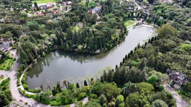 Gramado Brezilya. Rio Grande Do Sul Brezilya 'daki Kara Göl. Bahçe arazisi. Turistik cazibe. Şehir Parkı. Rio Grande Do Sul Brezilya 'daki Kara Göl. Orman Ağaçları Sahnesi.