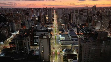 Curitiba Parana. Parana Brezilya 'da Curitiba' da Sunset Skyline. Gün batımı manzarası. Şehir merkezinde. Trafik Bulvarı. Parana Brezilya 'da Curitiba' da Sunset Skyline. Şehir Görünümü Arkaplanı.