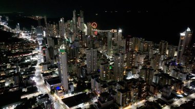 Camboriu Skyline Santa Catarina Brezilya 'daki Camboriu' da. Şehir merkezinde. Aydınlanmış Şehir. Highrise Binaları. Camboriu Skyline Santa Catarina Brezilya 'da Camboriu' da.