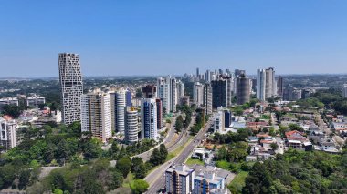 Curitiba Skyline Parana Brezilya Curitiba 'da. Highrise İnşaat Sahnesi. Şehir merkezinde. Şehir manzarası arka planı. Curitiba Skyline Parana Brezilya Curitiba 'da. Turistik Mahalle. Parana Brezilya.