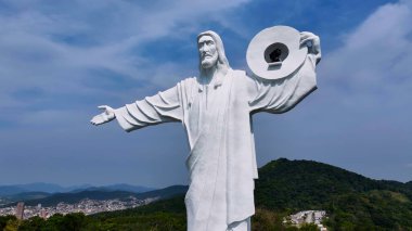 Santa Catarina Brezilya 'daki Camboriu' da İsa Işığı. İsa ışığı. Şehir merkezinde. Tatil seyahati. Santa Catarina Brezilya 'daki Camboriu' da İsa Işığı. Turistik Çekim.