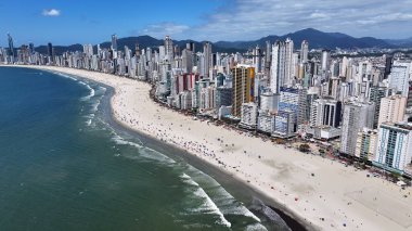 Balnear io Camboriu Skyline Santa Catarina Brezilya 'daki Balnear io Camboriu' da. Plaj manzarası. Sahil şeridi sahnesi. Balneario Camboriu Skyline, Santa Catarina Brezilya 'daki Balnear io Camboriu' da..