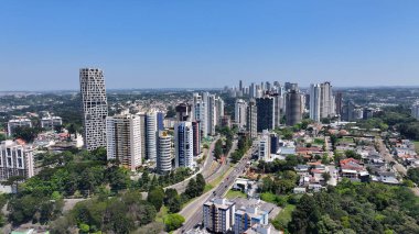 Curitiba Skyline Parana Brezilya Curitiba 'da. Highrise Binası. Şehir merkezinde. Şehir peyzajı. Curitiba Skyline Parana Brezilya Curitiba 'da. Ünlü Varış Yeri. Parana Brezilya.