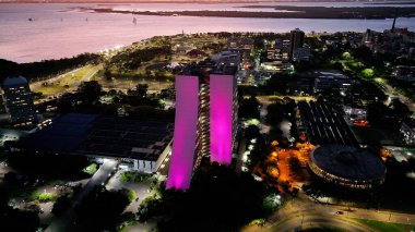 Porto Alegre Brezilya. Rio Grande Do Sul Brezilya 'daki Porto Alegre' de Sunset City. Renkli Skyline. Gün batımı manzarası. Aydınlatılmış şehir manzarası. Rio Grande Do Sul Brezilya 'daki Porto Alegre' de Günbatımı Şehri.