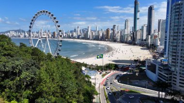 Santa Catarina Brezilya 'daki Camboriu Plaj Sahnesi. Plaj manzarası. Dönme dolabın simgesi. Highrise Binaları. Santa Catarina Brezilya 'daki Camboriu Plaj Sahnesi.