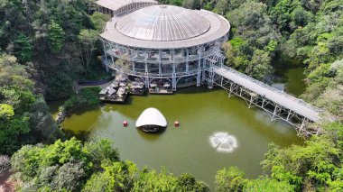 Curitiba Brezilya. Parana Brezilya Curitiba 'da telgraf operası. Bahçe arazisi. Turistik cazibe. Şehir Parkı. Parana Brezilya Curitiba 'da telgraf operası. Orman Ağaçları Sahnesi.