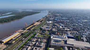 Porto Alegre Skyline Rio Grande Do Sul Brezilya 'daki Porto Alegre' de. Jacui Nehri Peyzajı. Freeway Yolu. Güzel güneşli bir gün. Porto Alegre Skyline Rio Grande Do Sul Brezilya 'daki Porto Alegre' de.