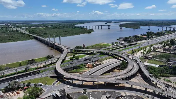 Porto Alegre Brezilya. Rio Grande Do Sul Brezilya 'daki Porto Alegre kavşağında. Trafik Kenti. Highway Yolu. Köprü manzarası. Rio Grande Do Sul Brezilya 'da Porto Alegre' de Yol Kavşağı.