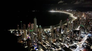 Santa Catarina Brezilya 'daki Camboriu' da Balneario Camboriu Skyline. Şehir merkezinde. Aydınlanmış Şehir. Highrise Binaları. Santa Catarina Brezilya 'daki Camboriu' da Balneario Camboriu Skyline.