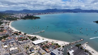 Porto Belo Plajı Santa Catarina Brezilya 'da Porto Belo' da. Plaj manzarası. Doğa Deniz Burnu. Seyahat güzergahı. Porto Belo Plajı Santa Catarina Brezilya 'da Porto Belo' da. Turkuaz Su.