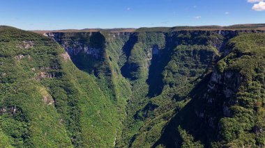 Santa Catarina Brezilya 'daki Praia Grande' nin başkenti. Canyons Manzarası. Dağlar Zirvesi. Orman Ağaçları. Santa Catarina Brezilya 'daki Praia Grande' nin başkenti. Manzaralı Gren Vadisi.