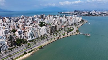 Florianopolis Skyline Santa Catarina Brezilya 'daki Florianopolis' te. Sahil şehri. Şehir merkezinde. Şehir manzarası manzarası. Florianopolis Skyline Santa Catarina Brezilya 'daki Florianopolis' te. Turizm Tarihi Yer.