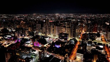 Curitiba Skyline Parana Brezilya Curitiba 'da. Trafik Bulvarı. Şehir merkezinde. Şehir Gecesi Manzarası. Curitiba Skyline Parana Brezilya Curitiba 'da. Şehir manzarası arka planı. Parana Brezilya.