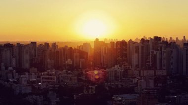 Curitiba Parana. Parana Brezilya 'da Curitiba' da Sunset Skyline. Gün batımı manzarası. Şehir merkezinde. Highrise Binaları. Parana Brezilya 'da Curitiba' da Sunset Skyline. Şehir Görünümü Arkaplanı.