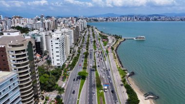 Florianopolis Skyline Santa Catarina Brezilya 'daki Florianopolis' te. Sahil şehri. Şehir merkezinde. Şehir manzarası manzarası. Florianopolis Skyline Santa Catarina Brezilya 'daki Florianopolis' te. Tarihi Köprü.