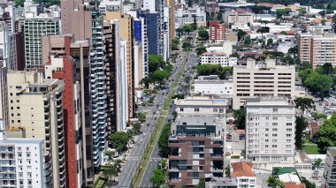 Curitiba Skyline Parana Brezilya Curitiba 'da. Highrise Binaları Sahnesi. Şehir merkezinde. Şehir manzarası arka planı. Curitiba Skyline Parana Brezilya Curitiba 'da. Gökdelenler Sahnesi.