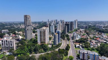 Curitiba Skyline Parana Brezilya Curitiba 'da. Highrise İnşaat Sahnesi. Şehir merkezinde. Şehir manzarası arka planı. Curitiba Skyline Parana Brezilya Curitiba 'da. Turistik Mahalle. Parana Brezilya.