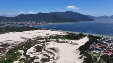 Santa Catarina Brezilya 'daki Florianopolis' te Conceicao Gölü. Kum tepeleri. Manzaralı Göl. Plaj manzarası. Santa Catarina Brezilya 'daki Florianopolis' te Conceicao Gölü. Doğa Cenneti.