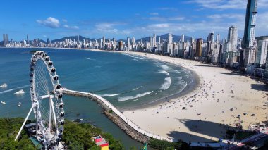 Balnear io Camboriu Skyline Santa Catarina Brezilya 'daki Balnear io Camboriu' da. Plaj manzarası. Dönme dolabın simgesi. Balneario Camboriu Skyline, Santa Catarina Brezilya 'daki Balnear io Camboriu' da..