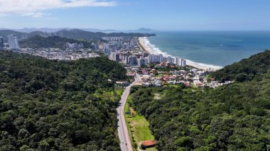 Santa Catarina Brezilya 'daki Itajai' de Öfkeli Plaj. Plaj manzarası. Panoramik Manzara. Highrise Binaları. Santa Catarina Brezilya 'da Itajai' de Öfkeli Plaj.