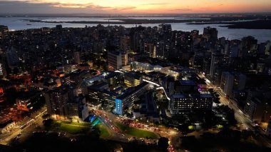 Rio Grande Do Sul Brezilya 'daki Porto Alegre' de Sunset Skyline. Gün batımı manzarası. Şehir merkezinde. Highrise İnşaat Şehri Skyline. Rio Grande Do Sul Brezilya 'daki Porto Alegre' de günbatımı silüeti.