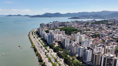 Santa Catarina Brezilya 'daki Florianopolis' in kuzey kıyısı. Şehir Sahnesi. Şehir merkezinde trafik vardı. Şehir peyzajı. Santa Catarina Brezilya 'daki Florianopolis' in kuzey kıyısı. Tarihi Binalar.