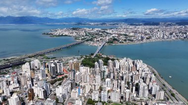 Florianopolis Skyline Santa Catarina Brezilya 'daki Florianopolis' te. Şehir Sahnesi. Şehir merkezinde trafik vardı. Şehir peyzajı. Florianopolis Skyline Santa Catarina Brezilya 'daki Florianopolis' te. Tarihi Binalar.