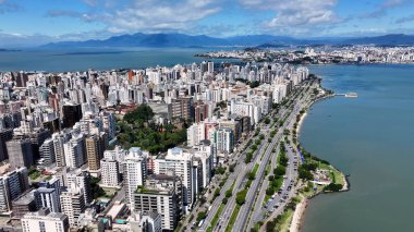 Florianopolis Skyline Santa Catarina Brezilya 'daki Florianopolis' te. Sahil şehri. Şehir merkezinde. Şehir manzarası manzarası. Florianopolis Skyline Santa Catarina Brezilya 'daki Florianopolis' te. Turizm Tarihi Yer.