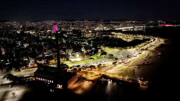 Porto Alegre Skyline Rio Grande Do Sul Brezilya 'daki Porto Alegre' de. Aydınlanmış Şehir. Şehir merkezindeki gece kuşağı. Bright Guaiba Sınırı. Porto Alegre Skyline Rio Grande Do Sul Brezilya 'daki Porto Alegre' de.