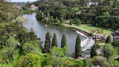 Gramado Brezilya. Rio Grande Do Sul Brezilya 'daki Gramado' da Lago Negro. Bahçe arazisi. Turistik cazibe. Şehir Parkı. Rio Grande Do Sul Brezilya 'daki Gramado' da Lago Negro. Orman Ağaçları Sahnesi.