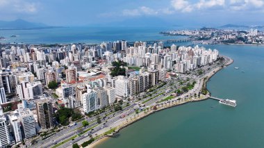 Florianopolis Skyline Santa Catarina Brezilya 'daki Florianopolis' te. Sahil şehri. Şehir merkezinde. Şehir manzarası manzarası. Florianopolis Skyline Santa Catarina Brezilya 'daki Florianopolis' te. Turizm Tarihi Yer.