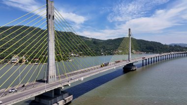 Santa Catarina Brezilya 'daki Laguna' da Manzaralı Viyadük. Kablo Köprüsü Manzarası. Freeway Yolu. Deniz Burnu Arkaplanı. Santa Catarina Brezilya 'daki Laguna' da Manzaralı Viyadük. Sarma Köprüsü.