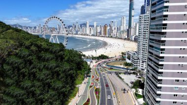 Santa Catarina Brezilya 'daki Camboriu Plaj Sahnesi. Plaj manzarası. Dönme dolabın simgesi. Highrise Binaları. Santa Catarina Brezilya 'daki Camboriu Plaj Sahnesi.