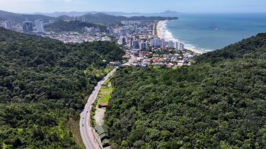 Santa Catarina Brezilya 'daki Camboriu' da sahil yolu. Plaj manzarası. Panoramik Manzara. Highrise Binaları. Camboriu Sahil Yolu Santa Catarina Brezilya.