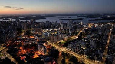 Rio Grande Do Sul Brezilya 'daki Porto Alegre' de Sunset Skyline. Gün batımı manzarası. Şehir merkezinde. Highrise İnşaat Şehri Skyline. Rio Grande Do Sul Brezilya 'daki Porto Alegre' de günbatımı silüeti.