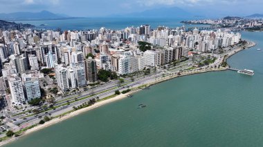 Florianopolis Skyline Santa Catarina Brezilya 'daki Florianopolis' te. Şehir Sahnesi. Şehir merkezinde trafik vardı. Şehir peyzajı. Florianopolis Skyline Santa Catarina Brezilya 'daki Florianopolis' te. Tarihi Binalar.