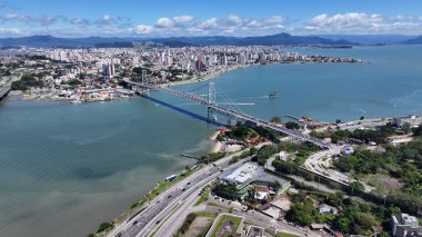 Santa Catarina Brezilya 'daki Florianopolis' teki ünlü köprü. Coastal City. Şehir merkezinde trafik vardı. Şehir peyzajı. Santa Catarina Brezilya 'daki Florianopolis' teki ünlü köprü. Köprü Simgesi.