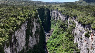 Rio Grande Do Sul Brezilya 'daki Cambara Do Sul' da Itaimbezinho Kanyonu. Canyons Manzarası. Dağlar Zirvesi. Orman Ağaçları. Itaimbezinho Kanyonu Rio Grande Do Sul Brezilya 'daki Cambara Do Sul' da.