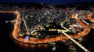 Santa Catarina Brezilya 'daki Florianopolis' te Gece Şehir. Aydınlanmış Şehir. Şehir merkezinde trafik vardı. Şehir peyzajı. Santa Catarina Brezilya 'daki Florianopolis' te Gece Şehir. Turizm Tarihi Yer.