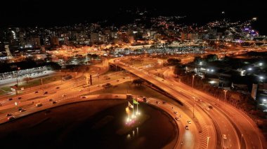 Santa Catarina Brezilya 'daki Florianopolis' te Gece Skyline 'ı. Aydınlanmış Şehir. Şehir merkezinde trafik vardı. Şehir peyzajı. Santa Catarina Brezilya 'daki Florianopolis' te Gece Skyline 'ı. Tarihi Binalar.