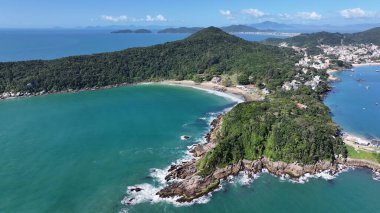 Santa Catarina Brezilya 'daki Bombinhas' ta Retiro Dos Padres Plajı. Sahil Skyline. Doğa manzarası. Yaz Gezisi. Santa Catarina Brezilya 'daki Bombinhas' ta Retiro Dos Padres Plajı. Tropikal Manzara.