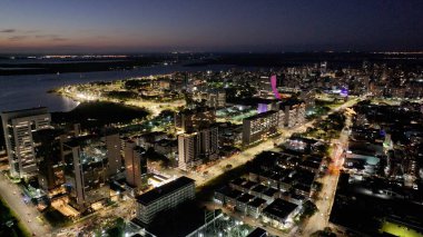 Porto Alegre Brezilya. Rio Grande Do Sul Brezilya 'daki Porto Alegre' de gece silüeti. Aydınlanmış Şehir. Şehir merkezindeki gece kuşağı. Parlak Şehir manzarası. Rio Grande Do Sul Brezilya 'daki Porto Alegre' de Gece Skyline.