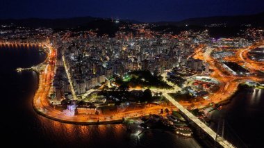 Santa Catarina Brezilya 'daki Florianopolis' te Gece Şehir. Aydınlanmış Şehir. Şehir merkezinde trafik vardı. Şehir peyzajı. Santa Catarina Brezilya 'daki Florianopolis' te Gece Şehir. Turizm Tarihi Yer.