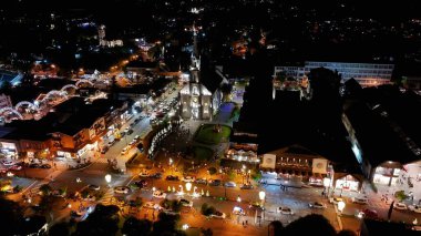 Gramado Skyline Rio Grande Do Sul Brezilya 'da. Şehir merkezinde. Noel Dekorasyonu Manzarası. Aydınlanmış Kilise. Gramado Skyline Rio Grande Do Sul Brezilya 'da. Gece Skyline.