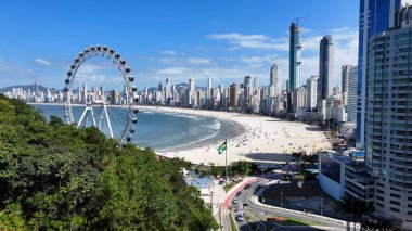 Balnear io Camboriu Skyline Santa Catarina Brezilya 'daki Balnear io Camboriu' da. Plaj manzarası. Dönme dolabın simgesi. Balneario Camboriu Skyline, Santa Catarina Brezilya 'daki Balnear io Camboriu' da..