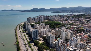 Santa Catarina Brezilya 'daki Florianopolis' in kuzey kıyısında. Şehir Sahnesi. Şehir merkezinde trafik vardı. Şehir peyzajı. Santa Catarina Brezilya 'daki Florianopolis' in kuzey kıyısında. Tarihi Binalar.