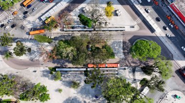 Curitiba Parana. Brezilya 'nın Curitiba kentindeki Rui Barbosa Meydanı. Turizm Seyahati. Şehir merkezinde. Şehir manzarası arka planı. Brezilya 'nın Curitiba kentindeki Rui Barbosa Meydanı. Turistik Çekim.