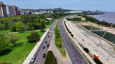 Rio Grande Do Sul Brezilya 'daki Porto Alegre' de trafik bulvarı. Şehir merkezinde. Highrise Binaları. Güzel şehir Skyline. Rio Grande Do Sul Brezilya 'da Porto Alegre' de Trafik Bulvarı.