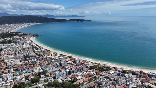 Bombinhas Plajı Santa Catarina Brezilya 'da. Plaj manzarası. Doğa Deniz Burnu. Seyahat güzergahı. Bombinhas Plajı Santa Catarina Brezilya 'da. Turkuaz Su.